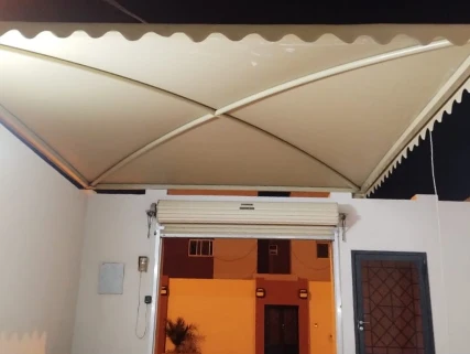 مظلات سيارات بتصميم X في نجران